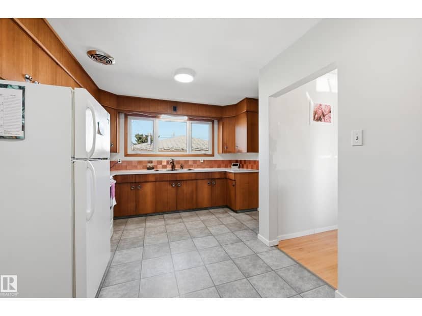 6604 93 AV NW — photo 10 of 33