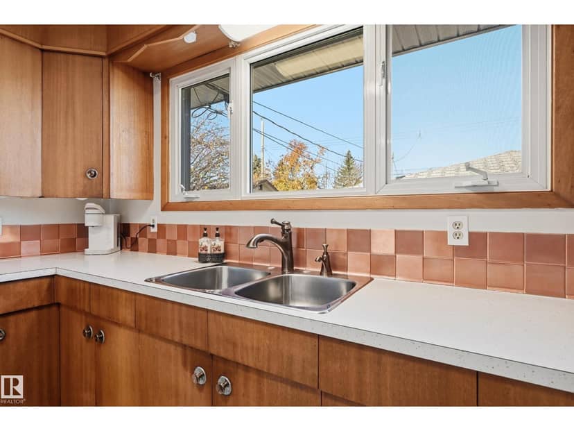 6604 93 AV NW — photo 12 of 33