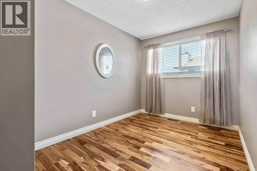 163 Woodburn Crescent — photo 18 of 40