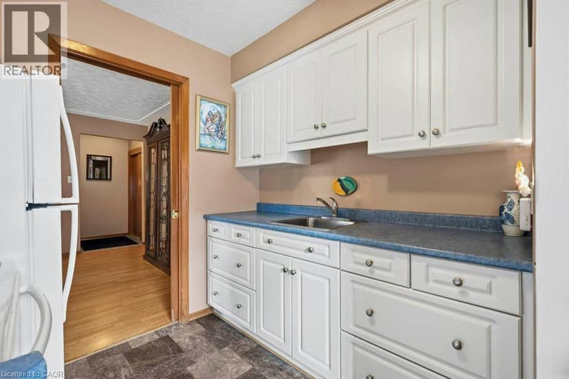 88 BOND Street, Kitchener, photo 8