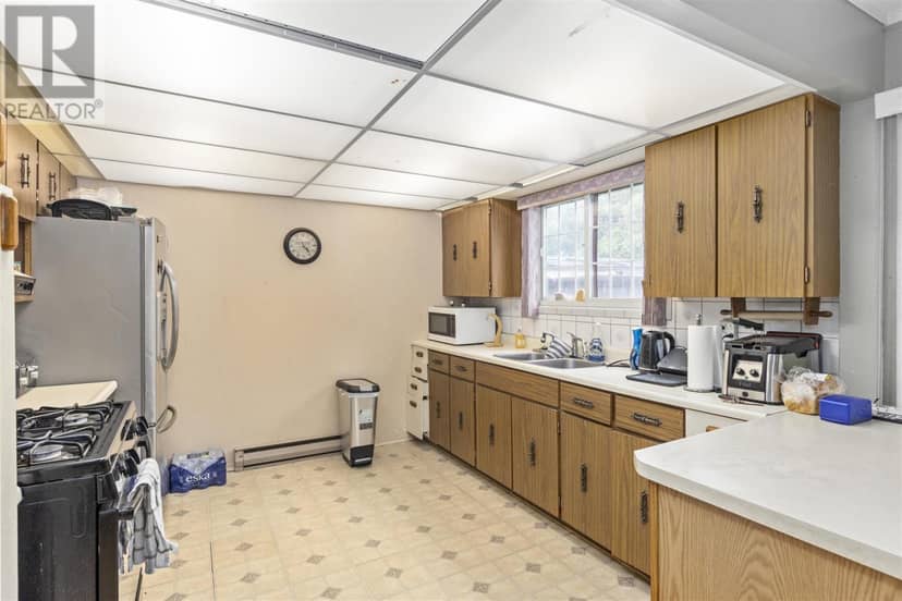 742 Pine ST — photo 7 of 21