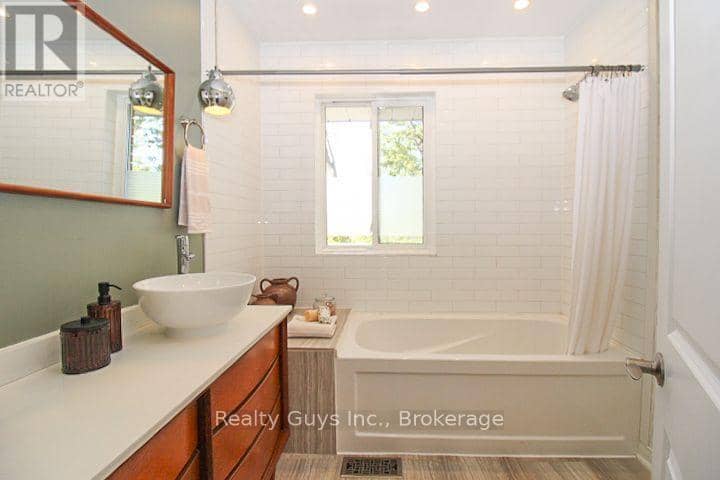734 Sherbrooke Street — photo 31 of 40