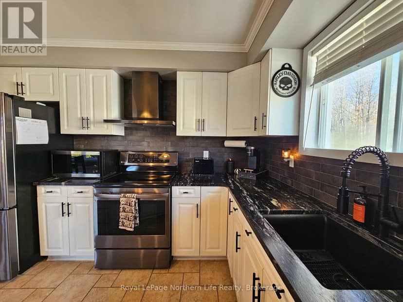 472 Albert Street — photo 16 of 39