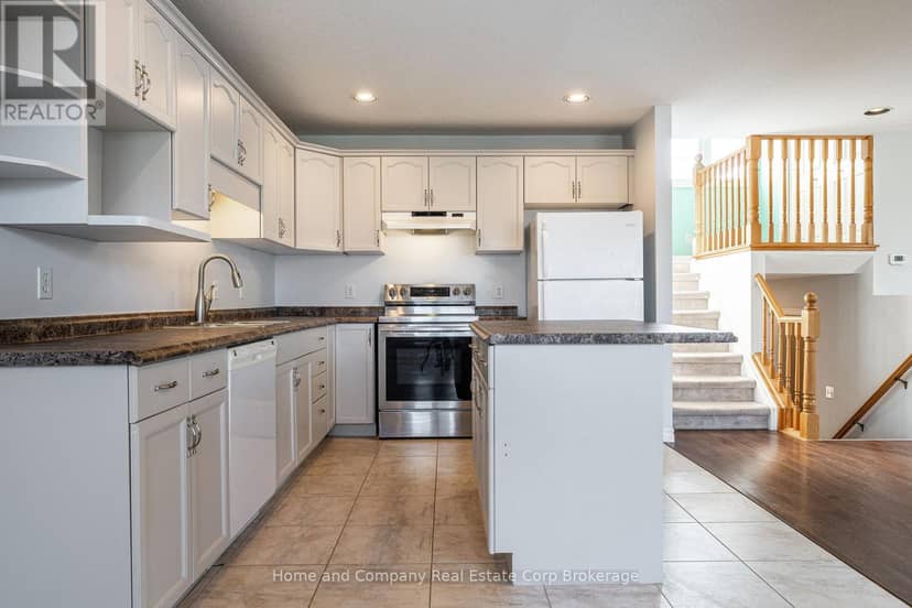 82 Walsh Crescent — photo 12 of 37