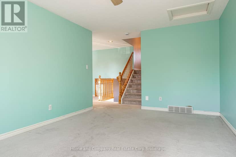 82 Walsh Crescent — photo 18 of 37