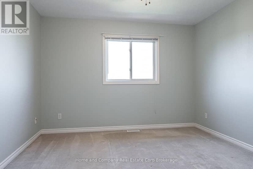 82 Walsh Crescent — photo 19 of 37
