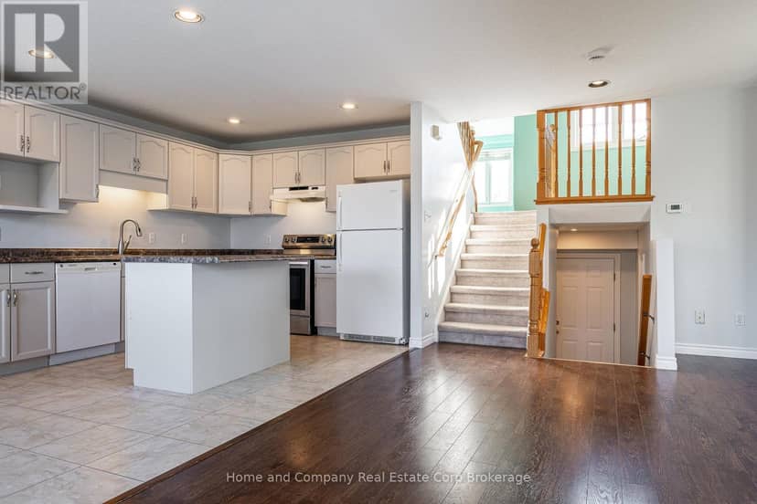 82 Walsh Crescent, Stratford, photo 2