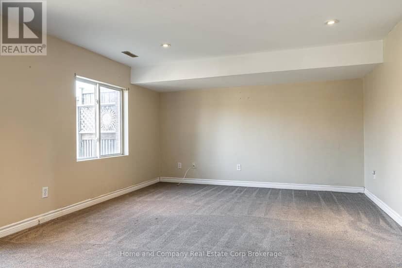 82 Walsh Crescent — photo 26 of 37