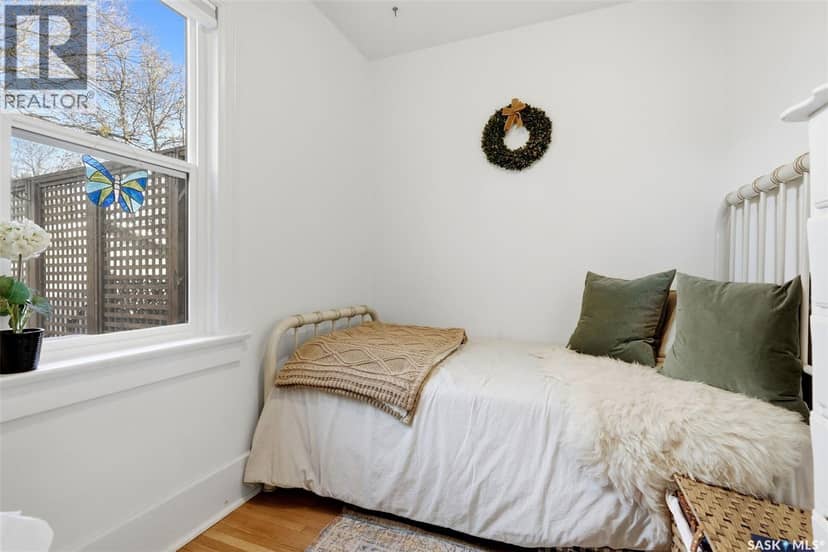 2263 Queen STREET — photo 18 of 39