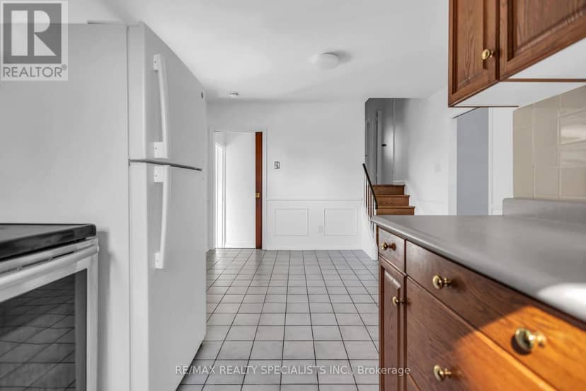 27 Toulon Crescent — photo 13 of 40