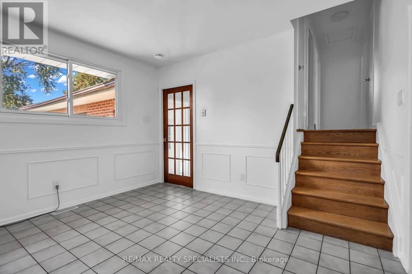 27 Toulon Crescent — photo 14 of 40