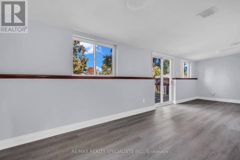 27 Toulon Crescent — photo 16 of 40