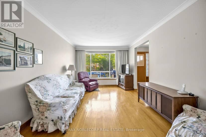 157 Hallmark Avenue, Toronto, photo 6