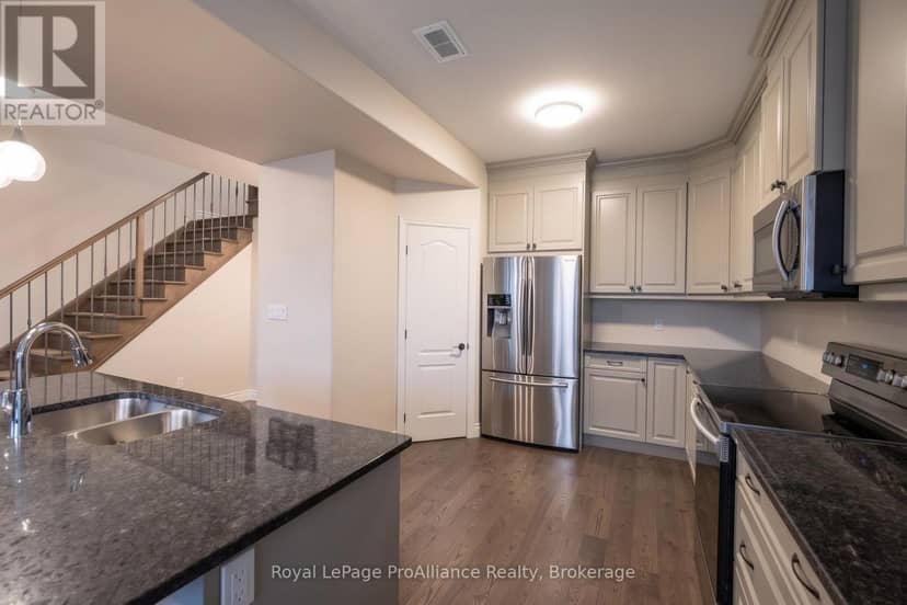 66 Farmington Crescent, Belleville, photo 3