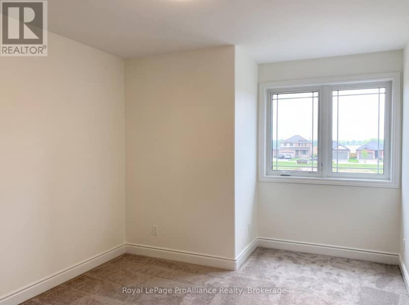 66 Farmington Crescent — photo 9 of 9
