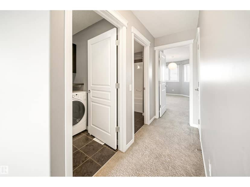 7043 22 AV SW — photo 36 of 40