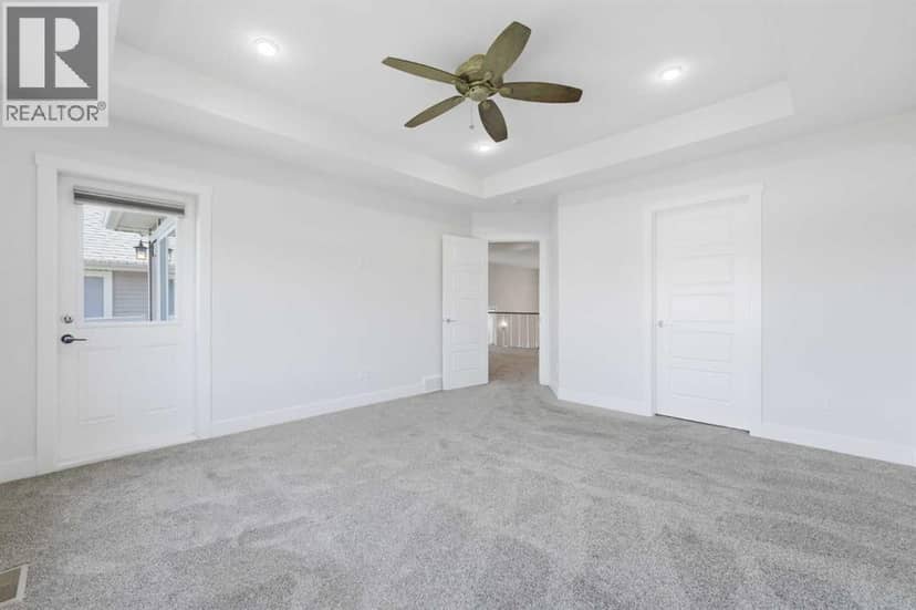 129 Kingsbury Close SE — photo 23 of 40