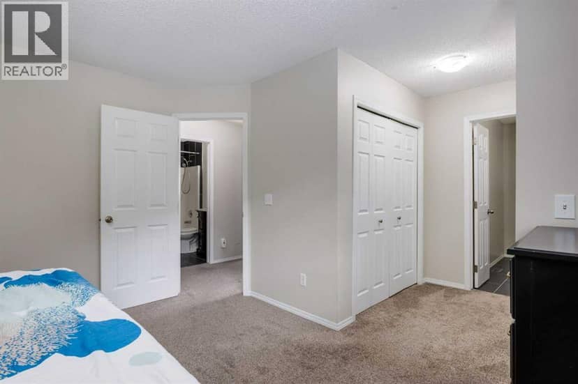 8, 2132 35 Avenue SW — photo 16 of 40