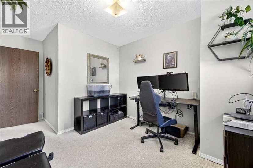 61, 4940 39 Avenue SW — photo 32 of 40