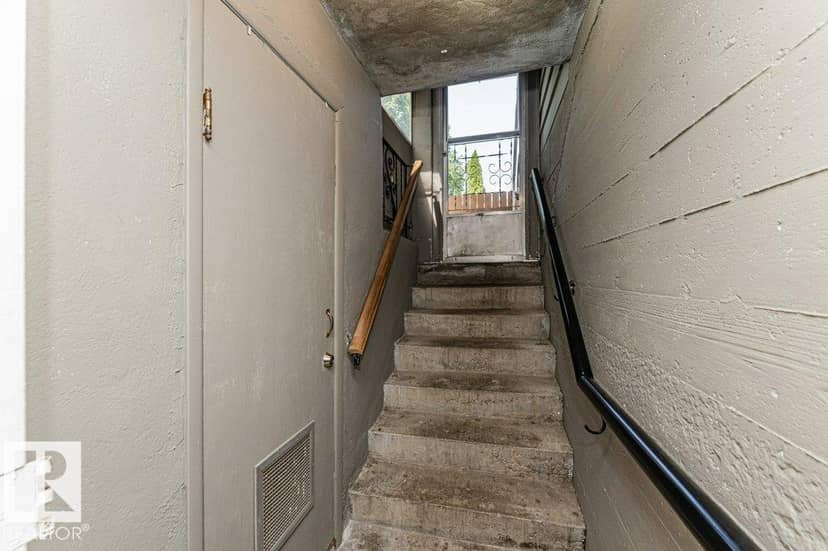 10509 77 ST NW — photo 33 of 40