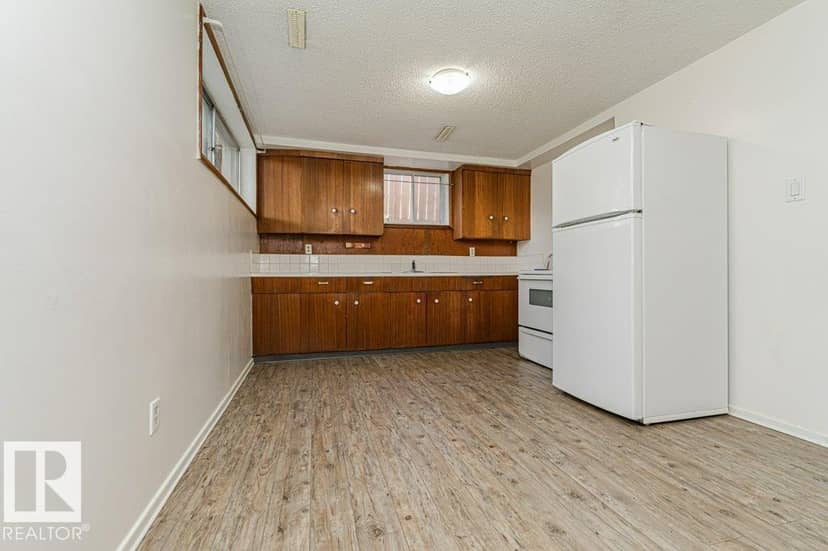 10509 77 ST NW — photo 35 of 40