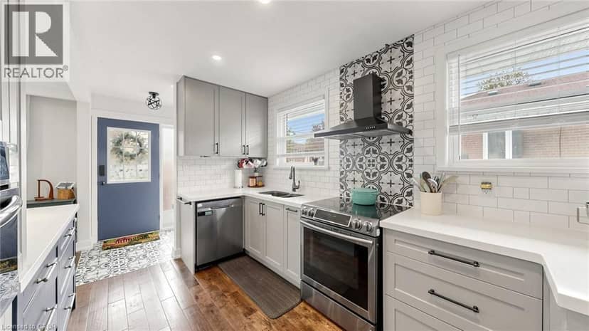 33 NEAPOLITAN Drive — photo 3 of 40