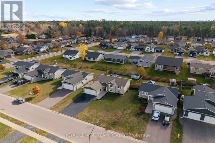 9 Terrance Drive, Petawawa, photo 2