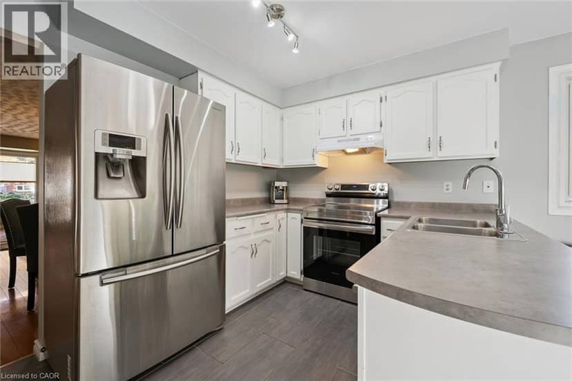 81 SABRINA Crescent — photo 16 of 40