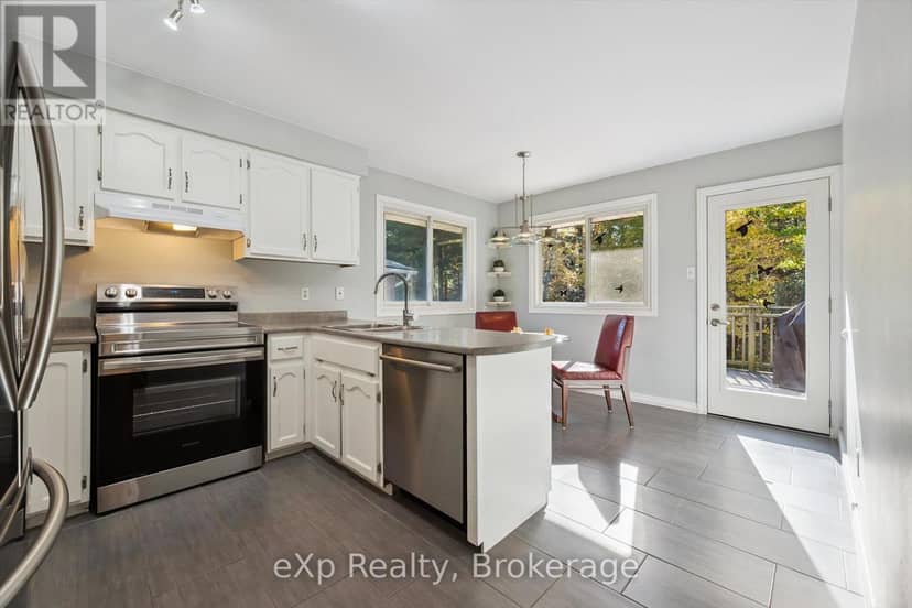 81 Sabrina Crescent — photo 13 of 40
