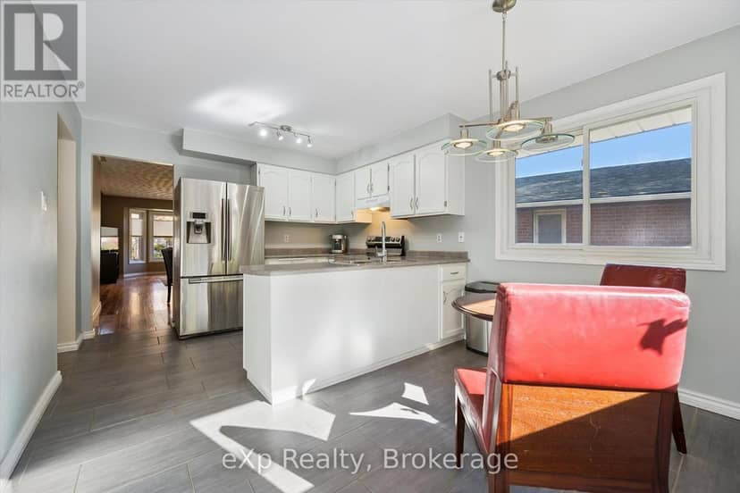81 Sabrina Crescent — photo 15 of 40