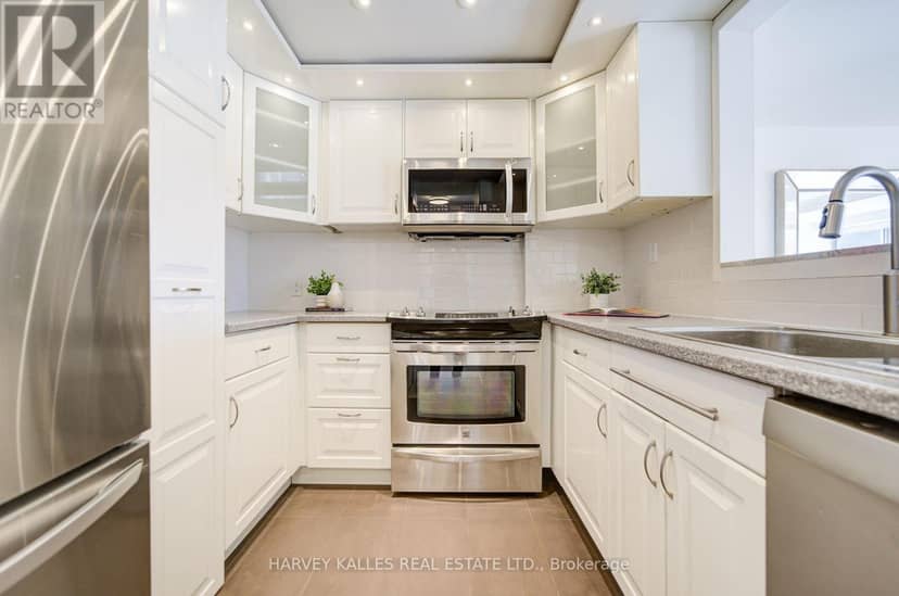 512 - 1818 Bayview Avenue — photo 11 of 40