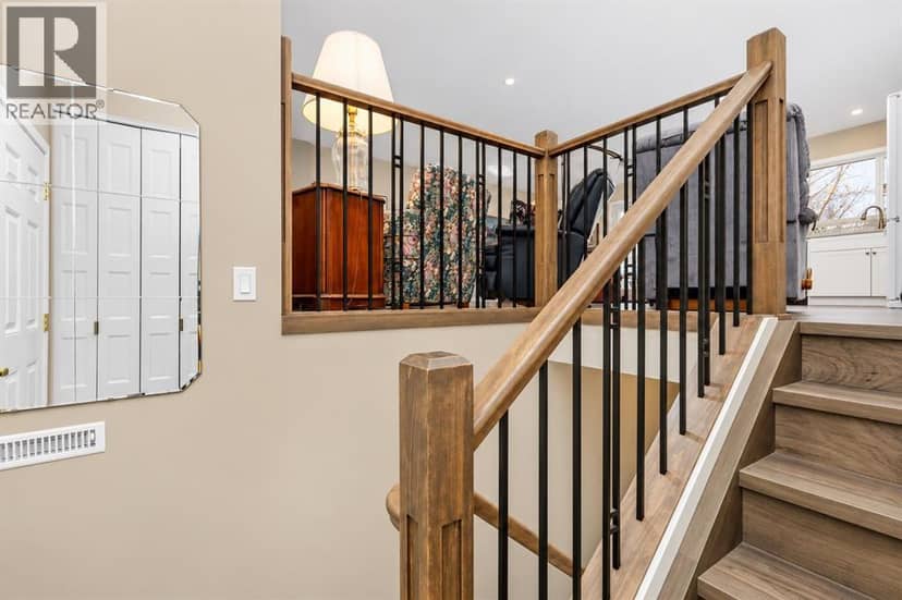 102 Welton Crescent — photo 19 of 40