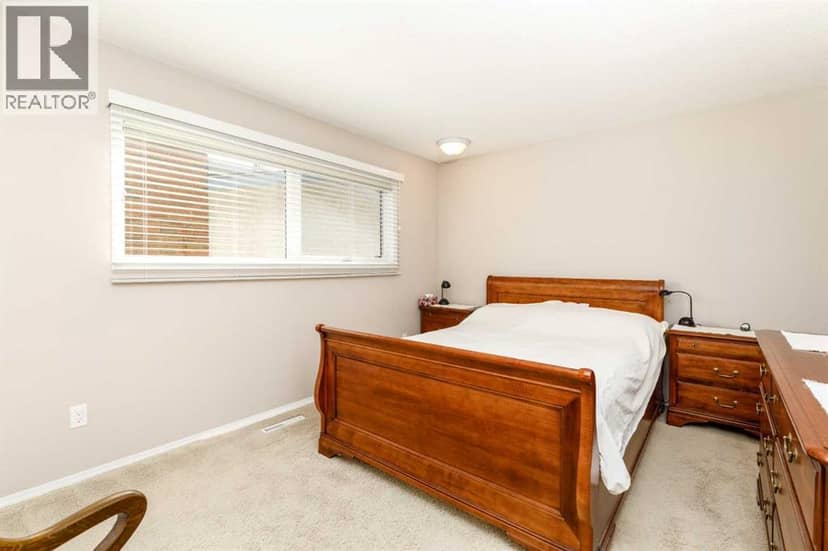 102 Welton Crescent — photo 16 of 40