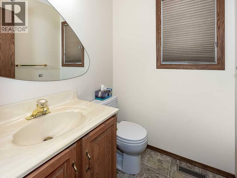 44 Straddock Crescent SW — photo 17 of 39
