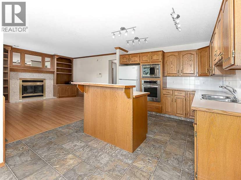 44 Straddock Crescent SW — photo 11 of 39