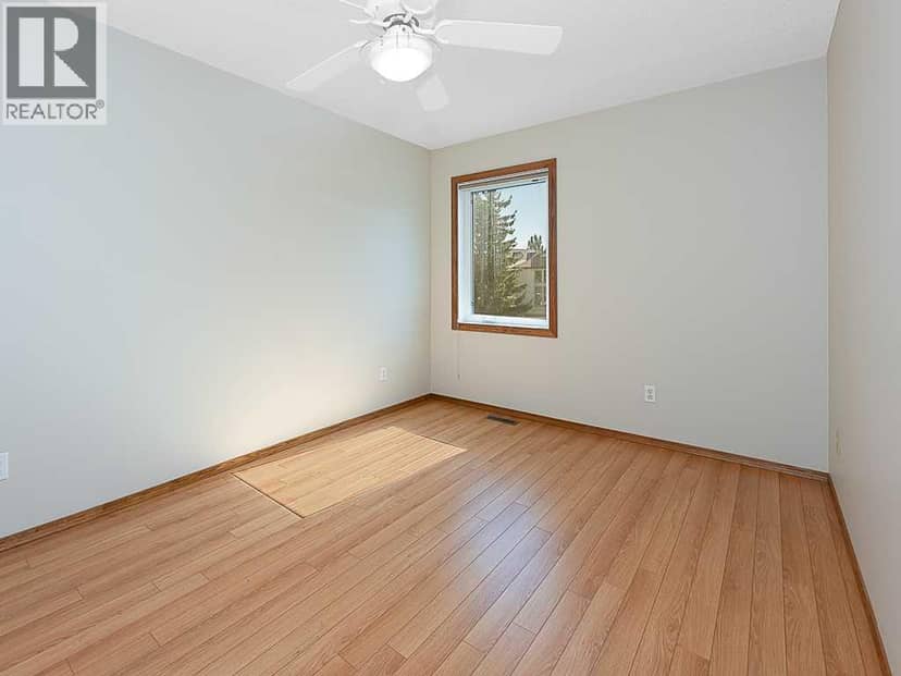 44 Straddock Crescent SW — photo 20 of 39