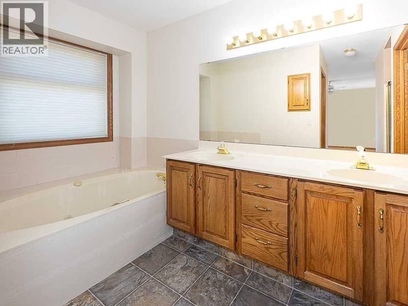 44 Straddock Crescent SW — photo 27 of 39