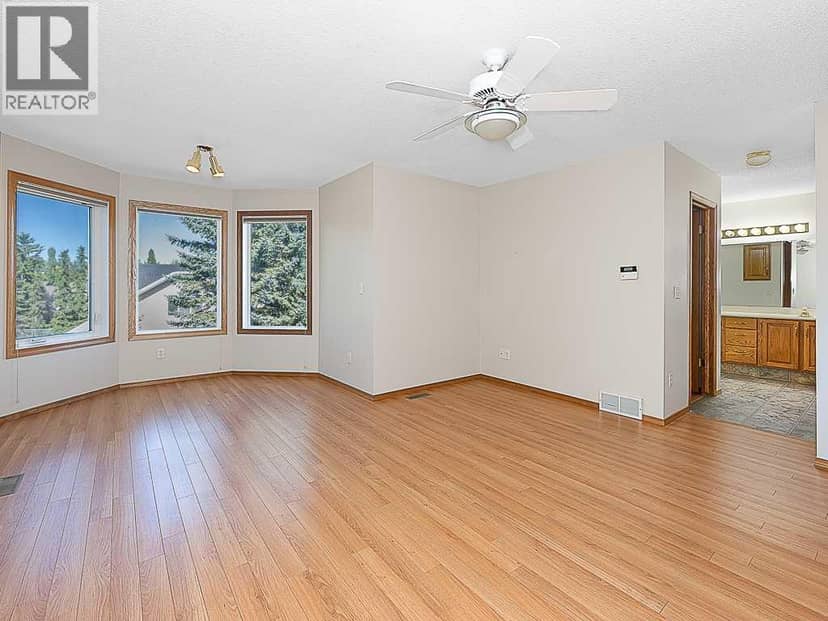 44 Straddock Crescent SW — photo 25 of 39