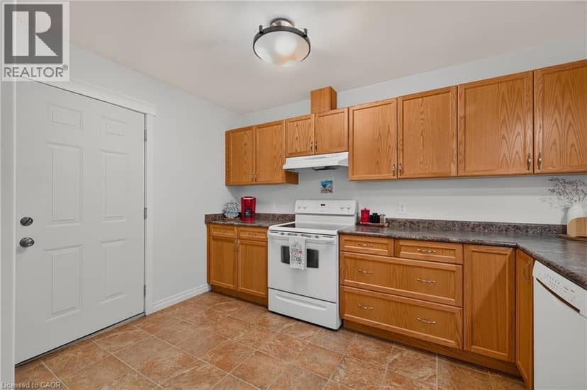 628 ELIZABETH Street W, Listowel, photo 7