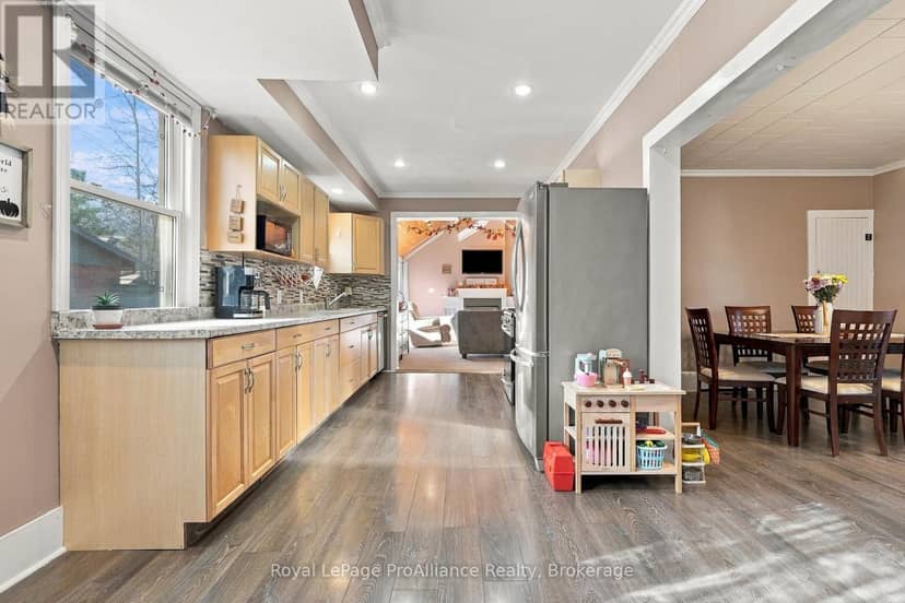 36 Emma Street — photo 10 of 38