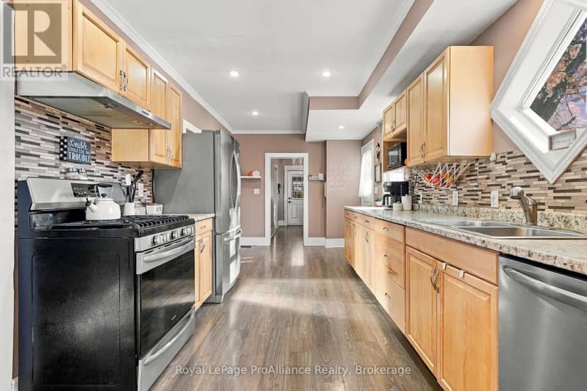 36 Emma Street — photo 15 of 38