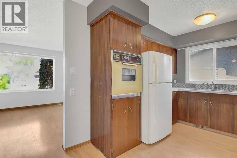 9343 112a Avenue — photo 9 of 34