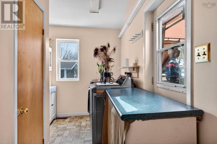 294 QUEEN Street — photo 16 of 37