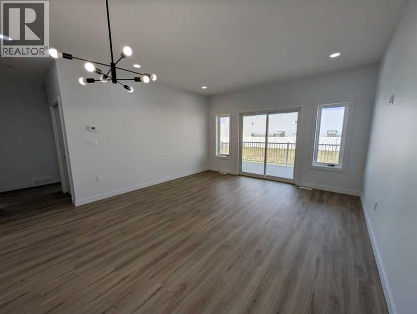 328 Somerside Road SE — photo 10 of 40