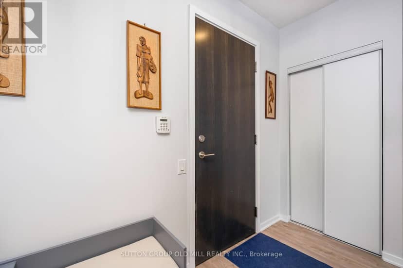 2014 - 105 The Queensway Way, Toronto, photo 2