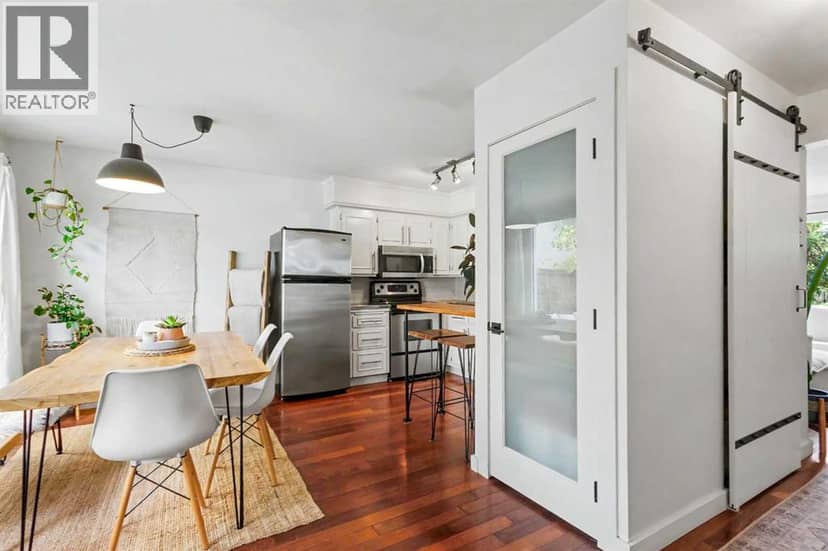 2206 29 Avenue SW — photo 9 of 32