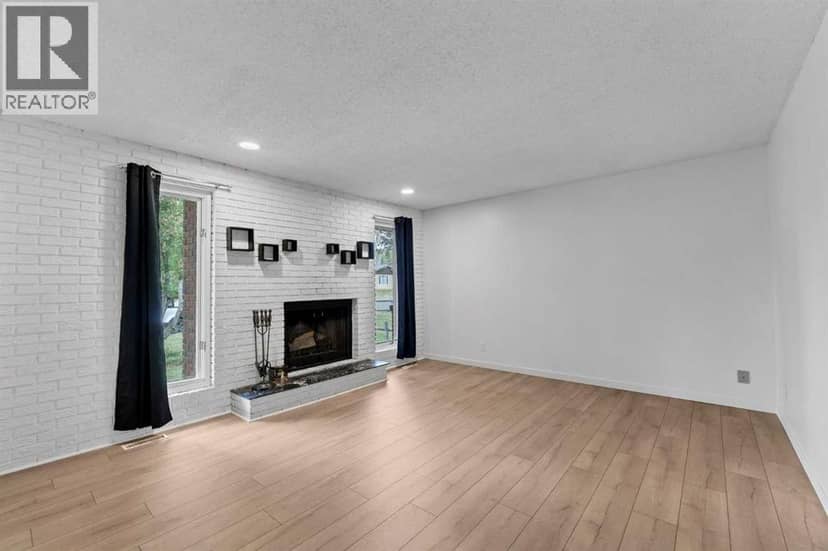 642 Lakewood Road E, Brooks, photo 4