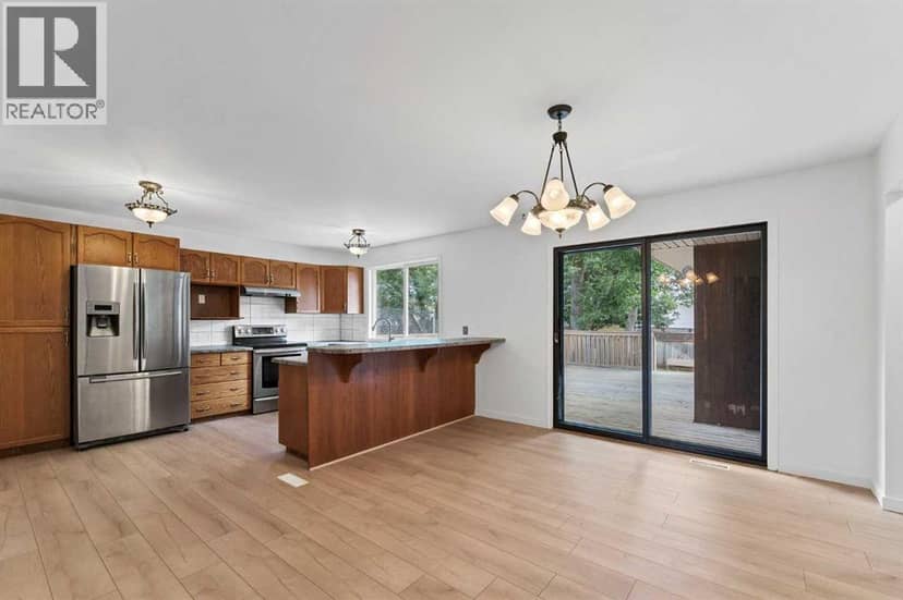 642 Lakewood Road E, Brooks, photo 7