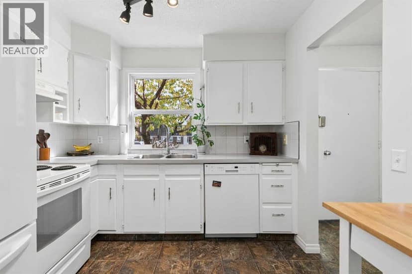 8, 330 Canterbury Drive SW, Calgary, photo 3
