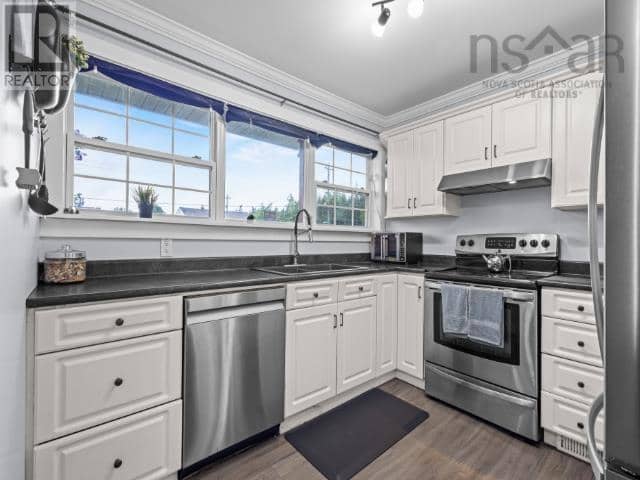 4 Elmdale Crescent — photo 14 of 40